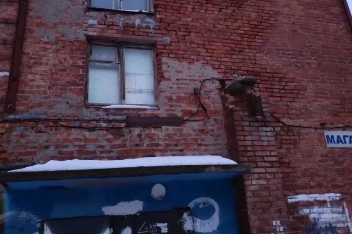    Мэр Омска поручил срочно вывести людей из аварийного дома на Королёва