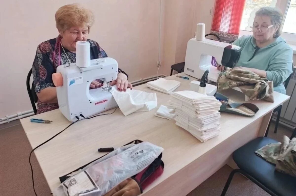    Активисты нашили балаклавы для бойцов СВО