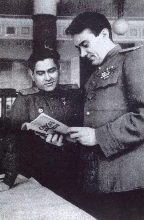 Борис Полевой (справа) с самым знаменитым из своих книжных героев - Алексеем Маресьевым