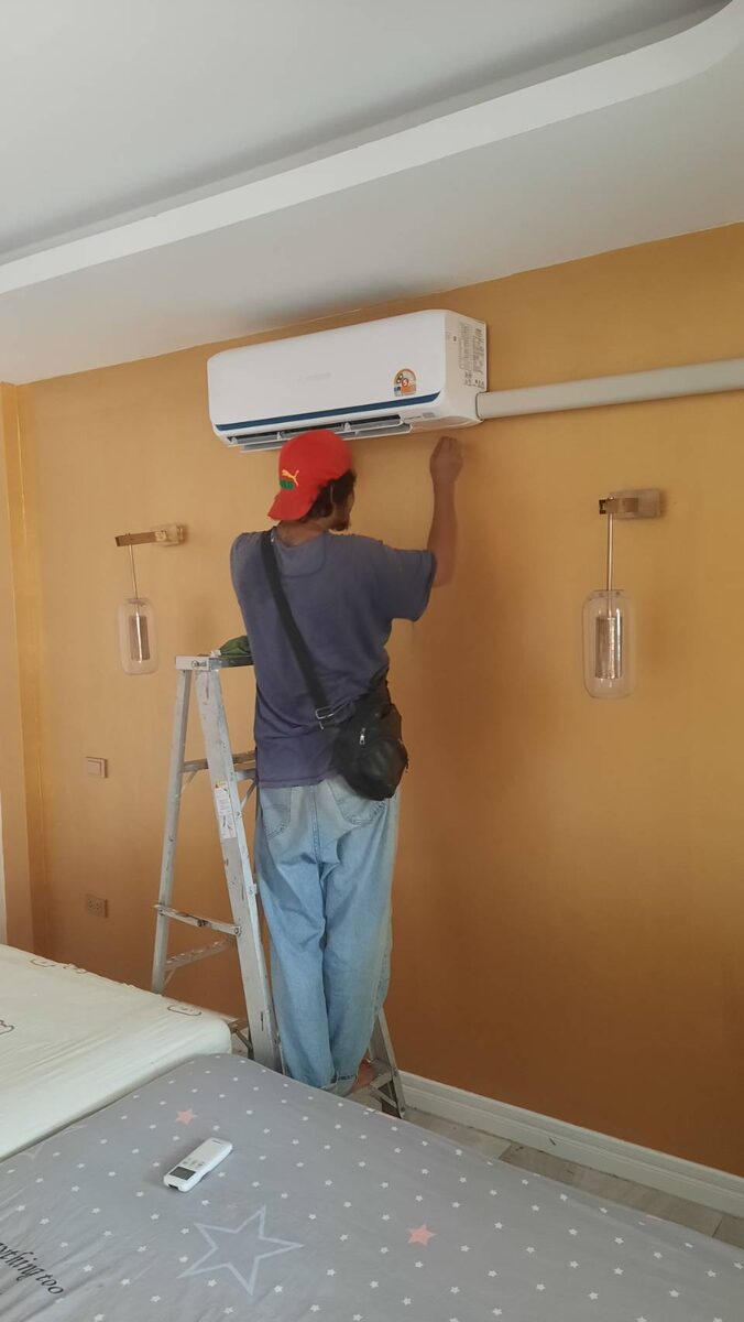 Процесс обслуживания внутреннего блока кондиционера. Мастер проверяет состояние системы, соединения и работу оборудования. Регулярная диагностика помогает вовремя обнаружить проблемы, поддерживать эффективное охлаждение и продлить срок службы кондиционера.