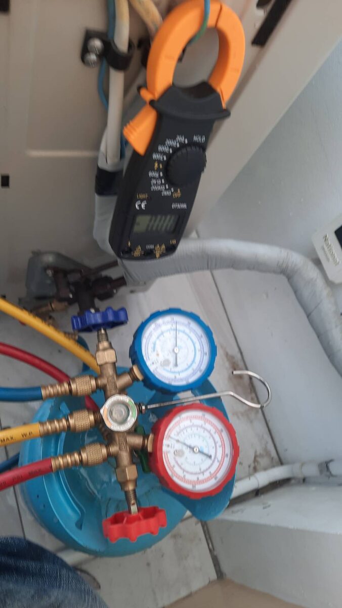 Проверка давления хладагента в системе кондиционера с помощью манометрической станции. По показаниям манометров мастер может определить, достаточно ли фреона в системе, правильно ли работает компрессор и нет ли проблем в холодильном контуре. Такая диагностика помогает вовремя обнаружить неисправности и предотвратить более серьёзные поломки кондиционера.