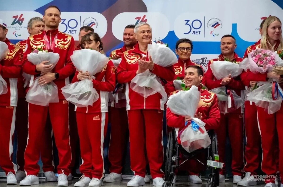    В столичном аэропорту Внуково торжественно встретили российских паралимпийцев, вернувшихся из Италии.