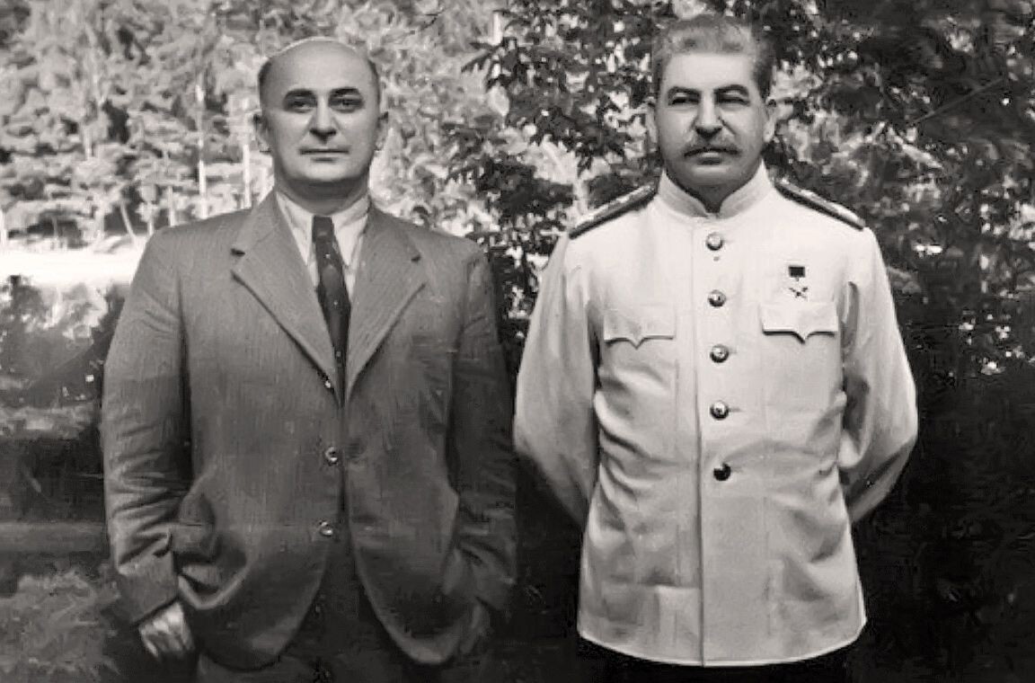 Нарком внутренних дел СССР, заместиьель председателя Государственного комитета обороны (ГКО) Л.П. Берия и председатель Совета министров СССР, председатель ГКО, секретарь ВКП (Б) - КПСС И.В. Сталин. Фото из открытых источников