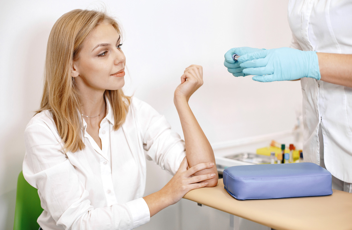 Раз в год следует сдавать анализ крови на антитела к гепатиту С. Фото Freepik.com.