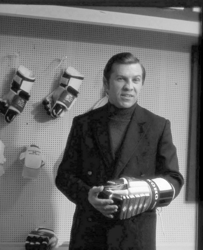 1980 год. Лейк-Плэсид. Начальник Управления хоккея Борис Майоров в магазине хоккейной экипировки