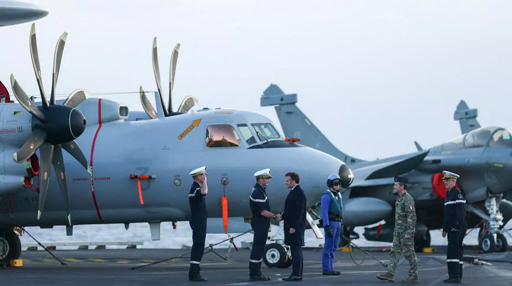  Президент Франции Эмманюэль Макрон на борту авианосца «Шарль де Голль» в Средиземном море, 9 марта 2026 г. AFP - GONZALO FUENTES 