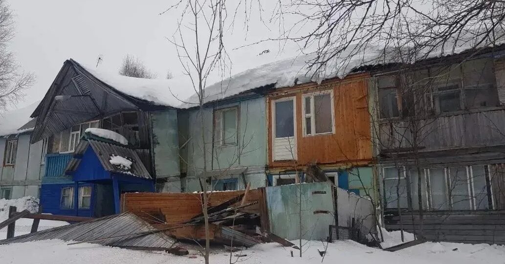 В Сургутском районе из-за схода снега с крыши обрушились балконы жилого дома