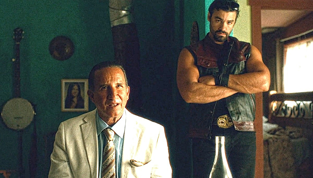 38-летний Крис Ван Дамм, он же Кристофер Ван Варенберг (справа) "чот приуныл". Немудрено: его папенька в аналогичном возрасте был актёром поизвестнее. 