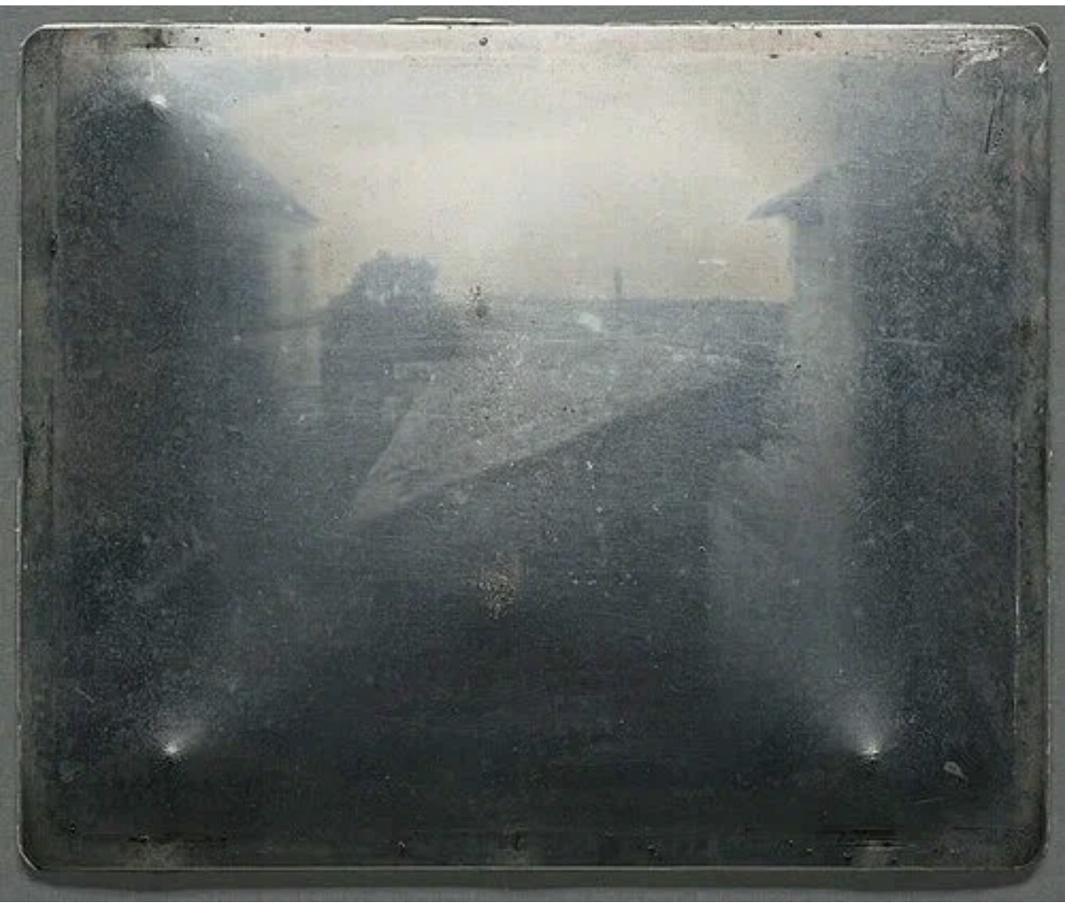 Так выглядит пластинка с запечатлённым светом изображением с видом из окна Нисефора Ньепса