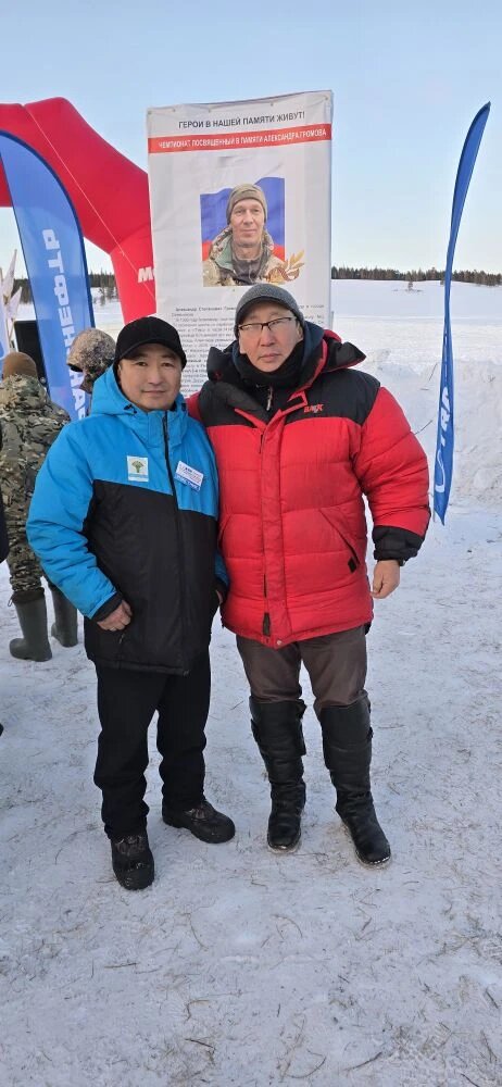 Александр Тымыров и один из организаторов гонок Семён Оготоев.