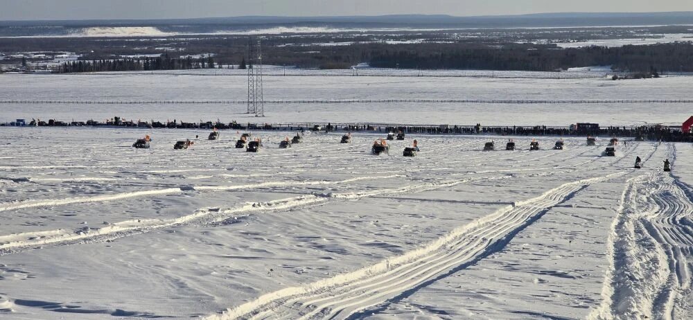 Второй этап гонок - 500 метров в гору по снежной целине.