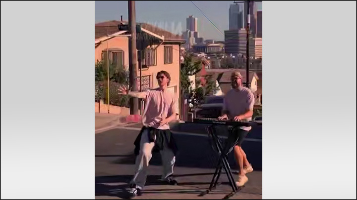    Никита Пресняков старается делать красиво. Правда, поклонники расстраиваются, что "много каверов" и мало "собственных песен". Скриншот: ТГ-канал badphrase