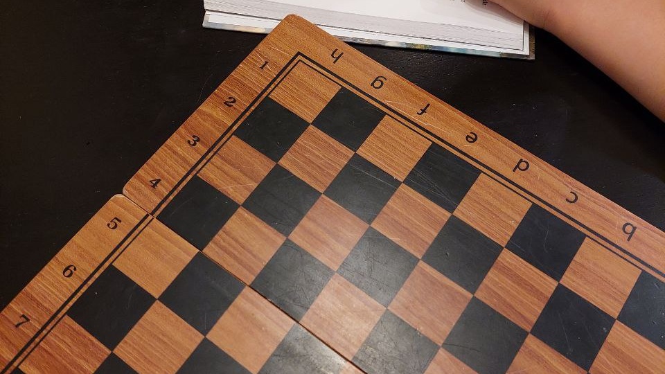 Выиграл меня одной левой, параллельно читая