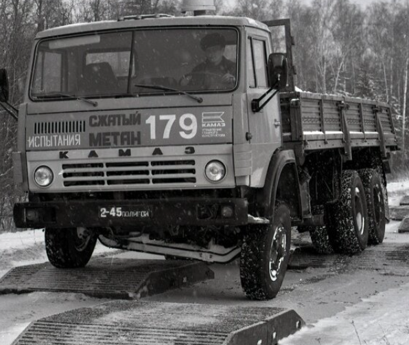 Первым начали испытывать бортовой газодизельный КамАЗ. Источник:https://dzen.ru/a/YpnAR8ZiI1P-8sjx