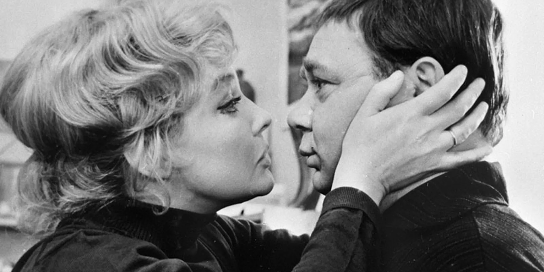 Продолжи в комментариях: моя зарплата — это фильм под названием...