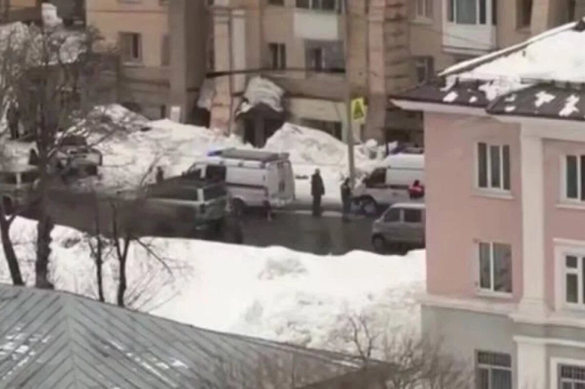    Появилось видео падения глыбы снега на остановку, где погибла женщина