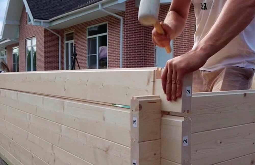 Настоящими бестселлерами прошлого года от ТЕХНОНИКОЛЬ стали быстровозводимые постройки из мини-бруса — гаражи, навесы, бани, хозблоки, беседки и небольшие садовые домики, поставляемые на одной паллете в виде конструктора для самостоятельной сборки.