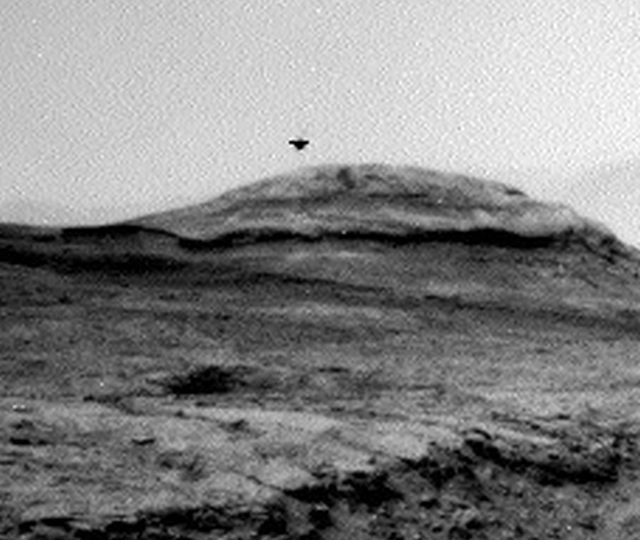 Марсоход сфотографировал НЛО: инопланетяне наконец-то вышли из тени (или это просто камень)?