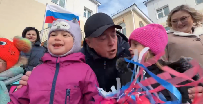 Губернатор среди счастливых детей успешного региона / скриншот кадра видео канала Мах «Лимаренко.Важное»