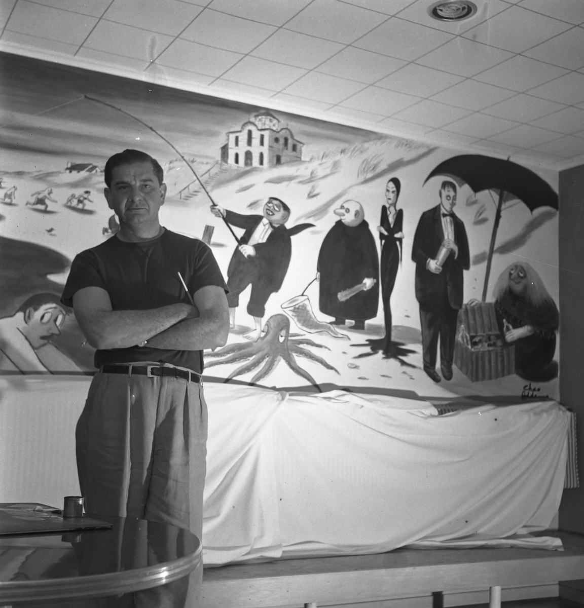 Чарльз Аддамс на фоне своих героев