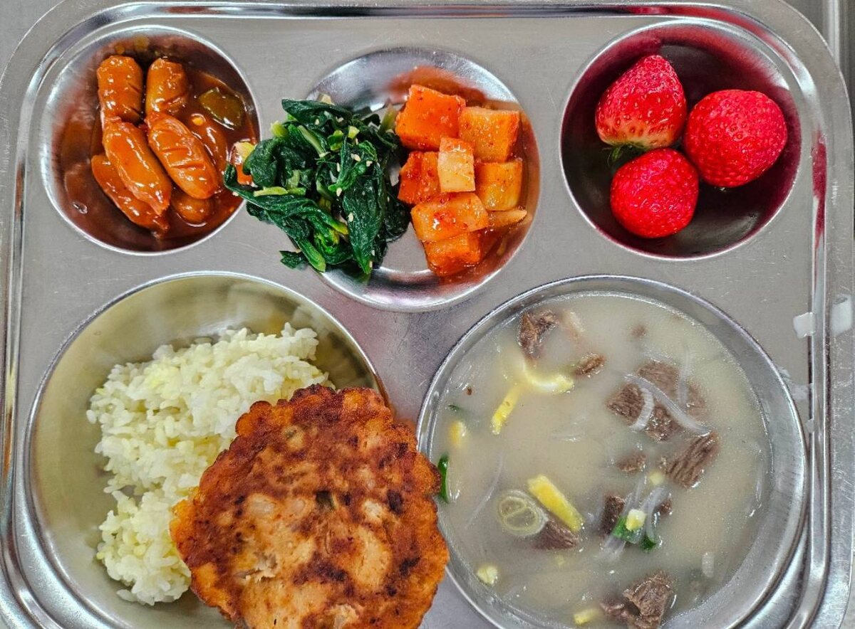 фото из школьной столовой, где учится младший ребенок