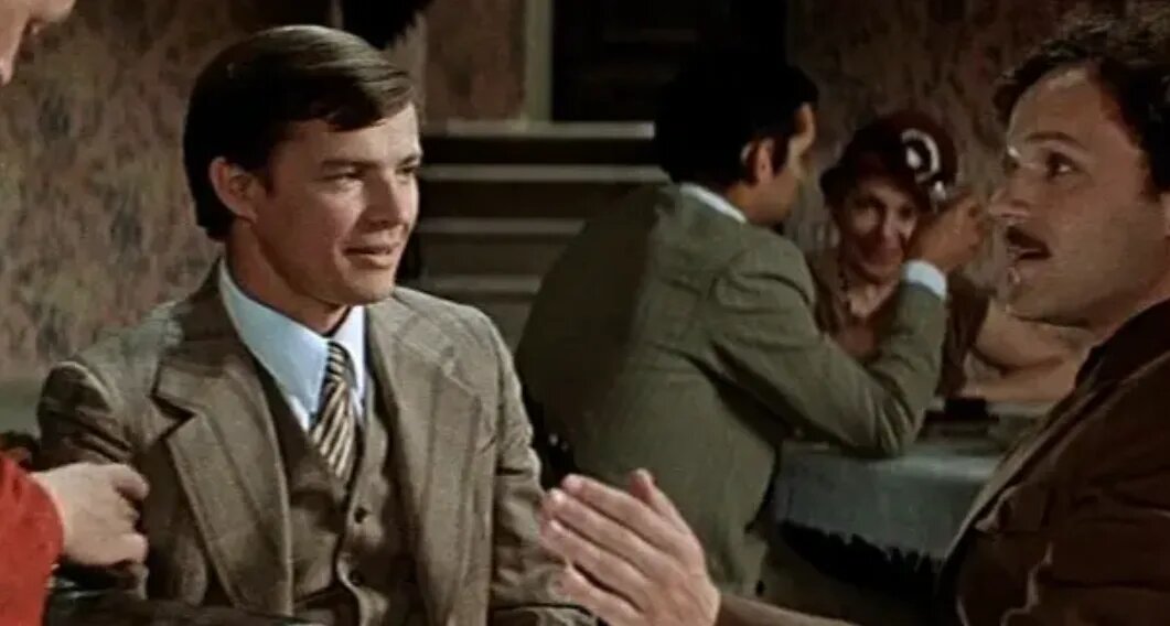  Михаил Лавров («Француз»), бывший прапорщик, сотрудник питерского уголовного розыска, прикомандированный в МУР, в исполнении Льва Прыгунова. В кадре он не однократно проделывает весьма характерное действие с пудрой.