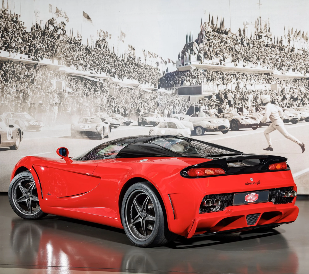  Alcador GTB был представлен на Женевском автосалоне 2009года и построен на основе Ferrari 360 Modena – с трансмиссией с подрулевыми лепестками от болида Формулы-1.