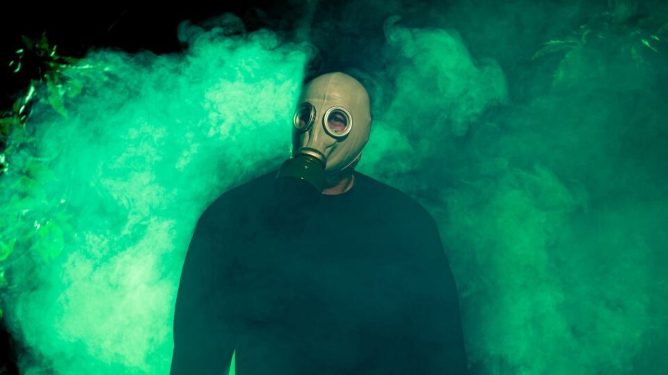    Человек в противогазе. Источник: unsplash.com