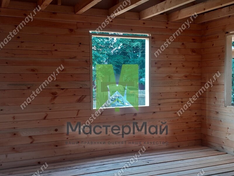 Оконный проем в доме из бруса.https://mastermay.ru/