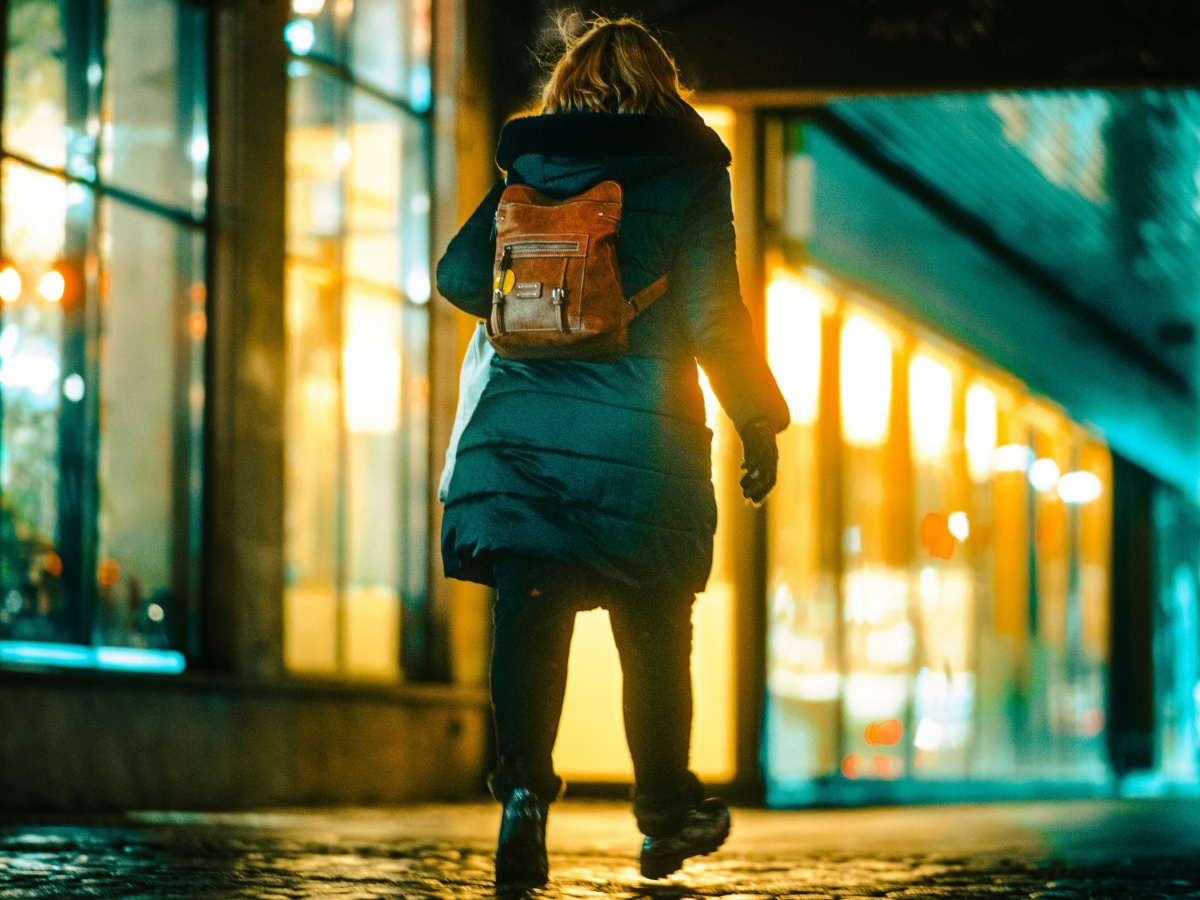 При новой схеме мошенничества к прохожим на улице подходит женщина и давит на эмоции. Фото: Michał Mendel/Unsplash