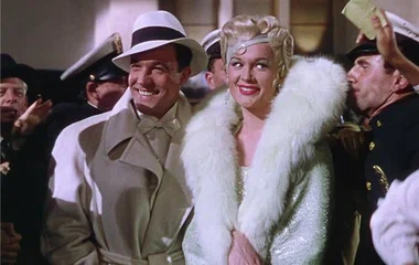 Дон Локвуд (Джин Келли) и его экранная партнерша Лина Ламонт (Джин Хэген)