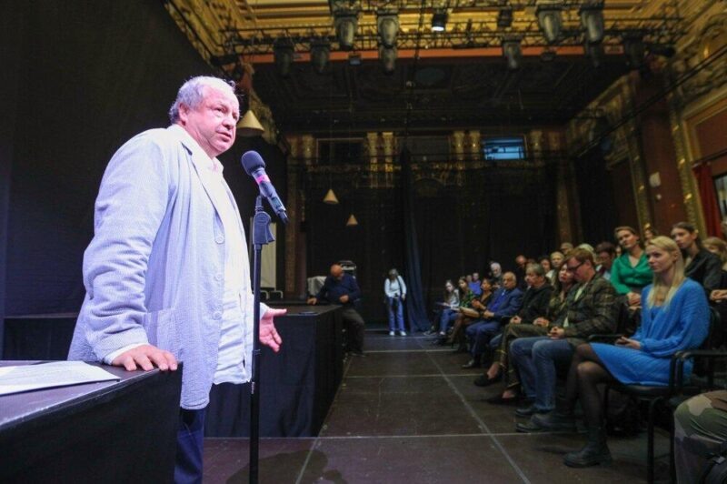    Талант и харизма помогли Астрахану завоевать авторитет как на сцене, так и в преподавательской деятельности.