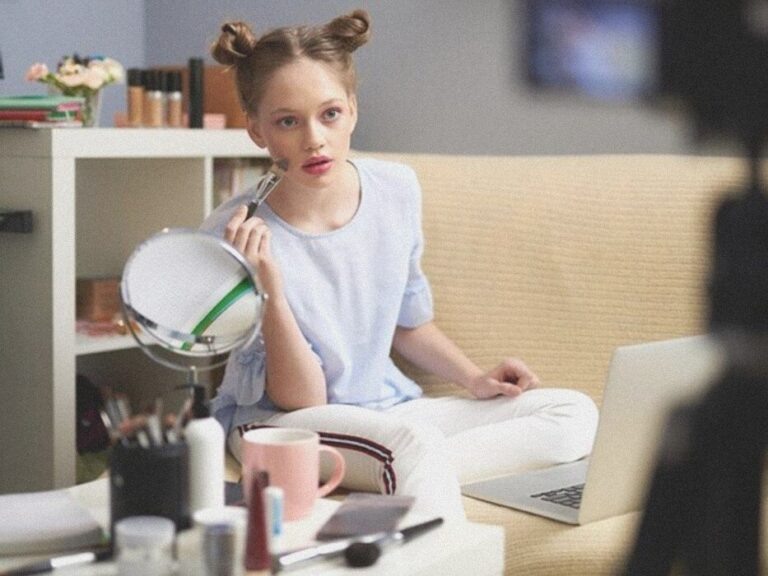    Иллюстрация к материалу: Когда девочки начинают интересоваться косметикой: опрос родителей