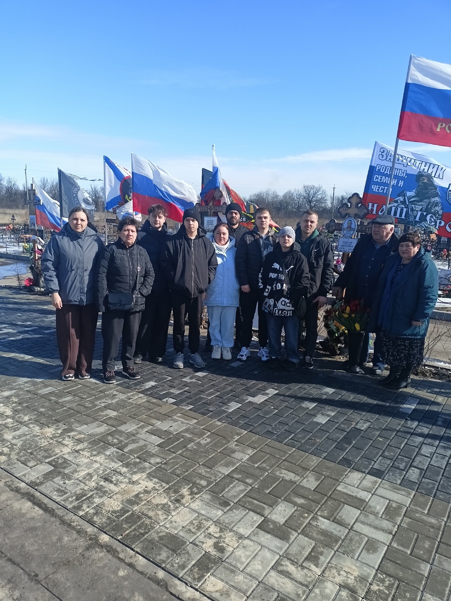 на Аллее Славы у сына.