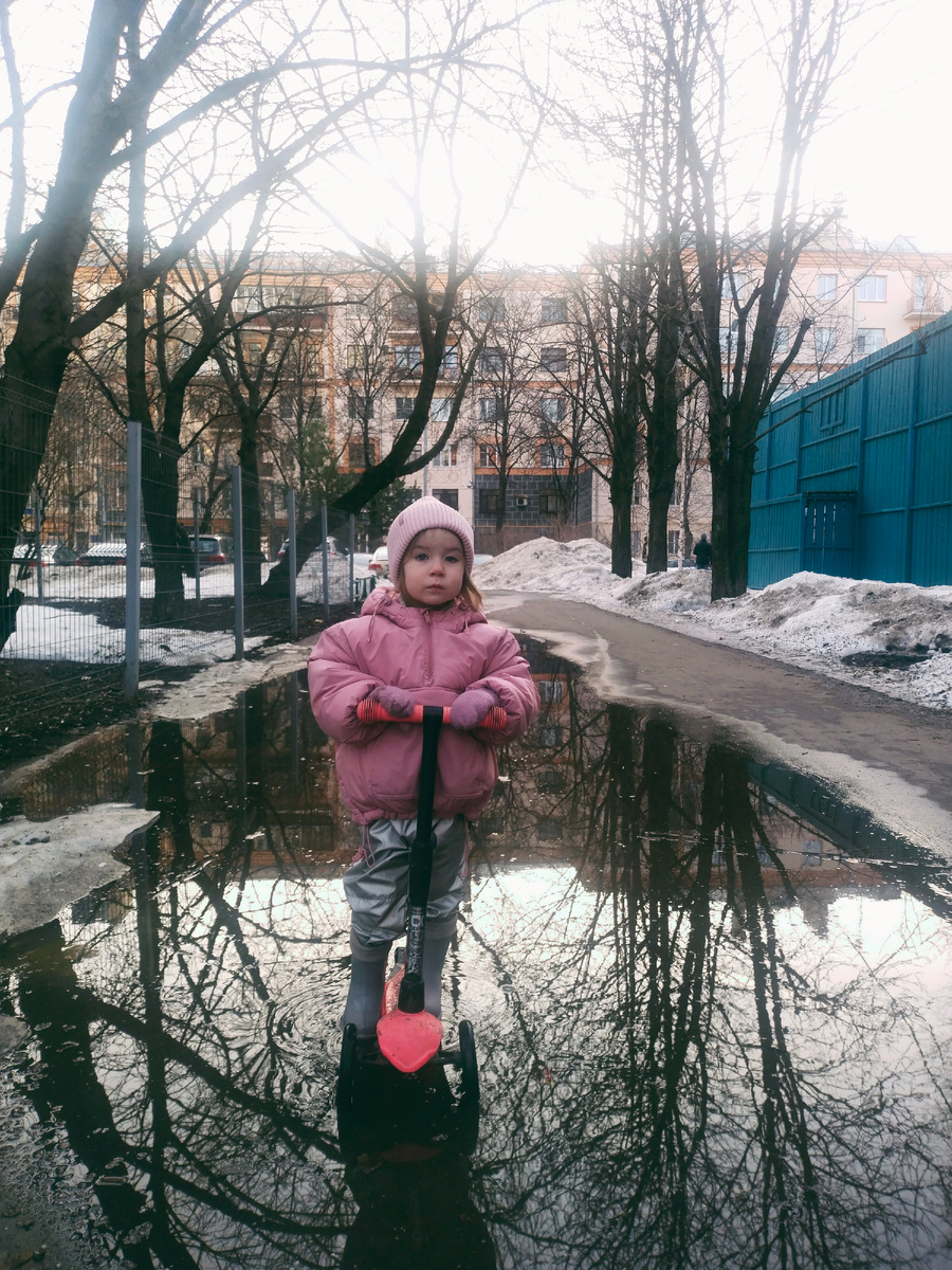 Едем в сад по остаткам снега 