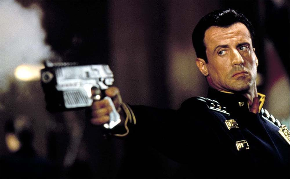 кадр из фильма "Судья Дредд"