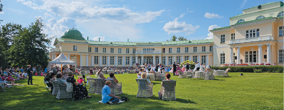 Жители и гости Санкт-Петербурга все чаще едут не в Петергоф, не в Павловск, не в Царское Село, а в усадьбу Марьино. Отреставрирован дворец, благоустроены парки и рекреационные зоны, разнообразны праздники и развлечения. Заодно можно пожить в усадьбе несколько дней