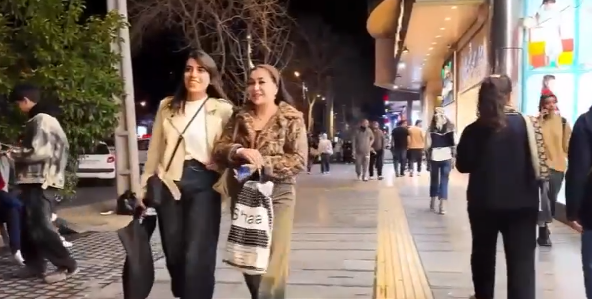 Проще поверить в Иран, как жёстко консервативную, тоталитарную, религиозную страну. Со строгими правилами и запретами. Чем заглянуть и посмотреть, а как вообще на самом деле? И если уж в "мрачную Россию" западный мир так легко поверил, то там...