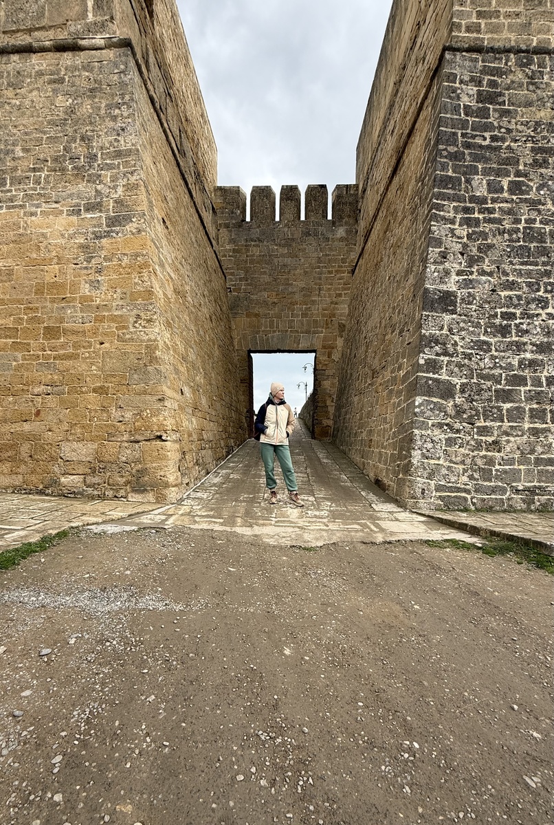 Впечатляет? В ведь это только задние ворота крепости, что в древности служили для подвоза провианта