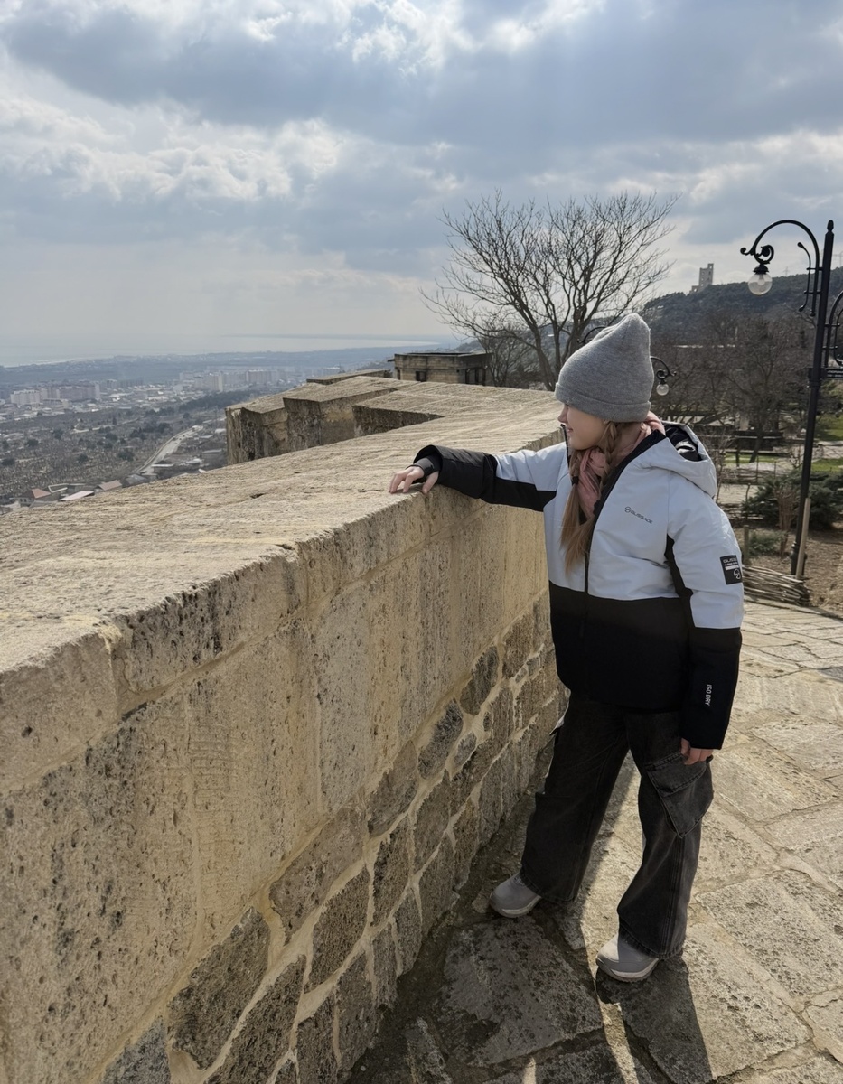 Пейзажи с Нарын-кала открываются восхитительные! Дале ребенок залюбовался