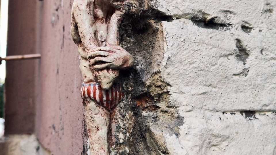 "Заплатки города" – где в Петербурге увидеть маленькие скульптуры на фасадах