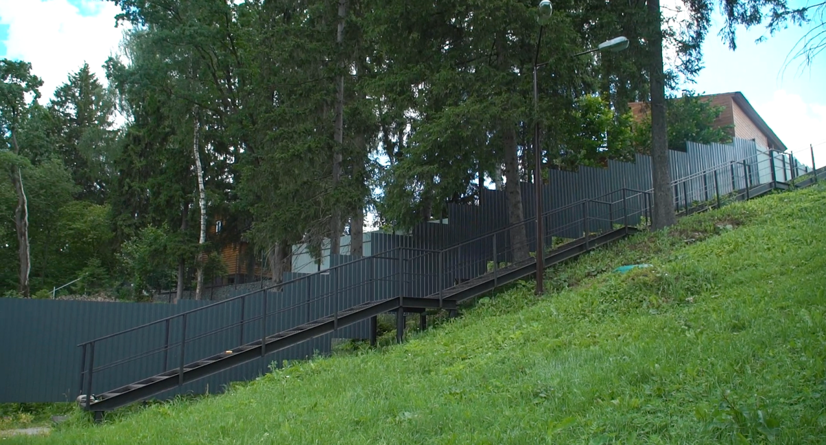 Забор на участке с перепадом большее 10 м, и уклоном в 45 градусов