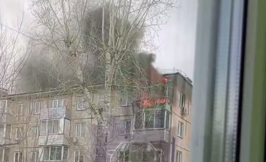     В Красноярске на Свердловской загорелась квартира в пятиэтажке