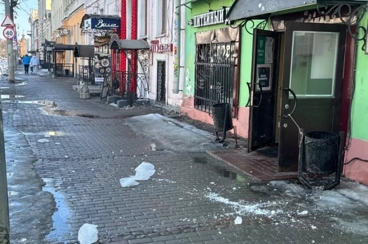    Глыба льда чуть не убила мам с колясками в центре Владимира