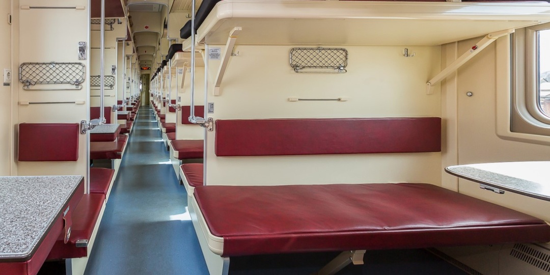 «Будете спать на моей верхней полке!» — таким тоном, будто я ей что-то задолжала, заявила мне незнакомая бабка в плацкартном вагоне.