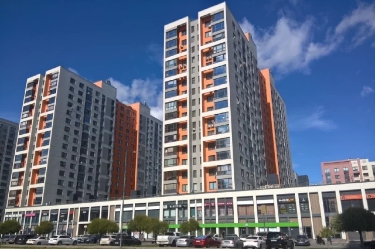    На улице Эрвье в Тюмени из-под земли забил фонтан воды