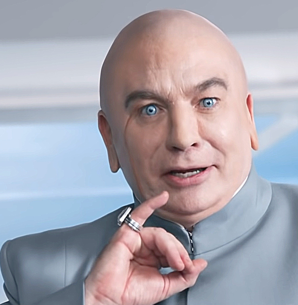 Кстати, один телеведущий носит весьма похожий фасончик... 