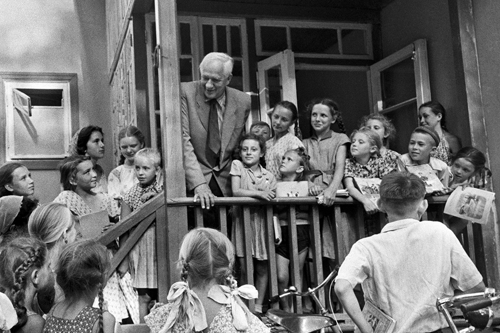    Корней Чуковский беседует с детьми, пришедшими обменять книги в библиотеке на даче писателя, 1957 год. / Фото: Максимов/РИА Новости