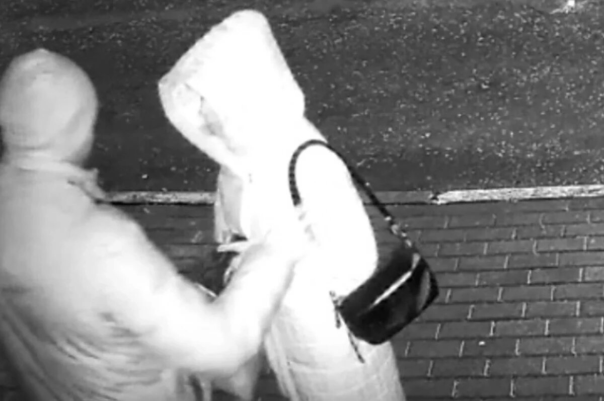    В любое время Анна могла столкнуться со своим мучителем.