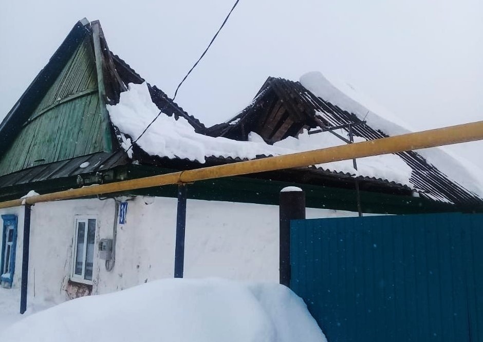 Пример обружения скатной крыши дома под тяжестью снега